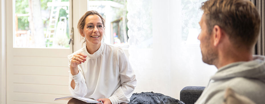 Nalatenschapscoach Suzan in gesprek met cliënt Nalatenschapscoach Suzan in gesprek met cliënt