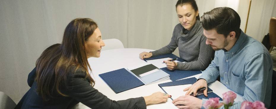 Man en vrouw tekenen testament bij notaris