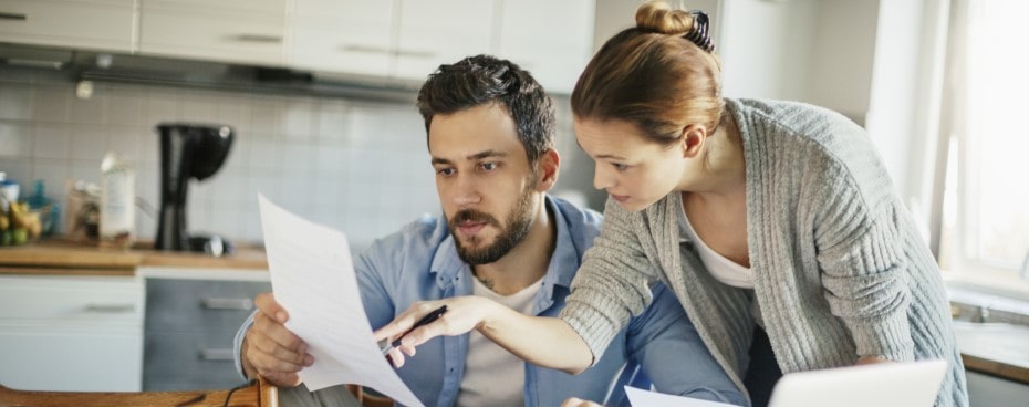 Met een financiële buffer heb je altijd geld achter de hand bij onverwachte uitgaven. Man en vrouw bekijken welk bedrag zij nodig hebben en hoe ze een buffer opbouwen. Met een financiële buffer heb je altijd geld achter de hand bij onverwachte uitgaven. Man en vrouw bekijken welk bedrag zij nodig hebben en hoe ze een buffer opbouwen.
